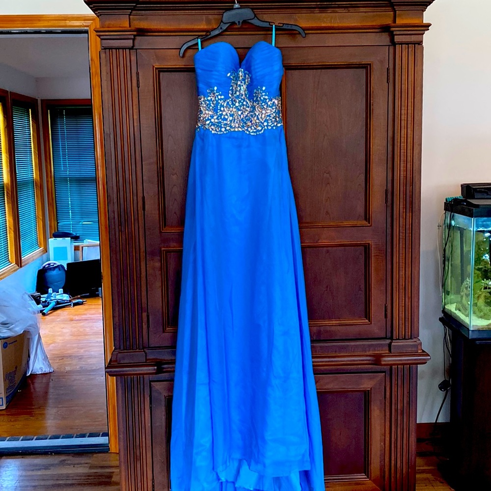 Brand new still has the tags size 8 beautiful dress